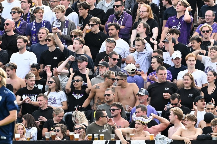 Beerschot's supporters pictured during a soccer match between Sporting Hasselt and K. Beerschot VA, Saturday 19 September 2026 in Hasselt, on day 6 of the 2026-2027 'Challenger Pro League' 1B second division of the Belgian championship