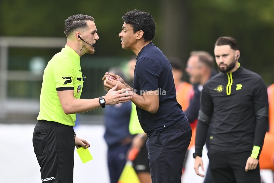 referee Lukas Loockx and Jong Genk's head coach Igor de Camargo pictured during a soccer match between Jong Genk (U21) and RFC Seraing, Saturday 19 September 2026 in Genk, on day 6 of the 2026-2027 'Challenger Pro League' 1B second division of the Belgian championship