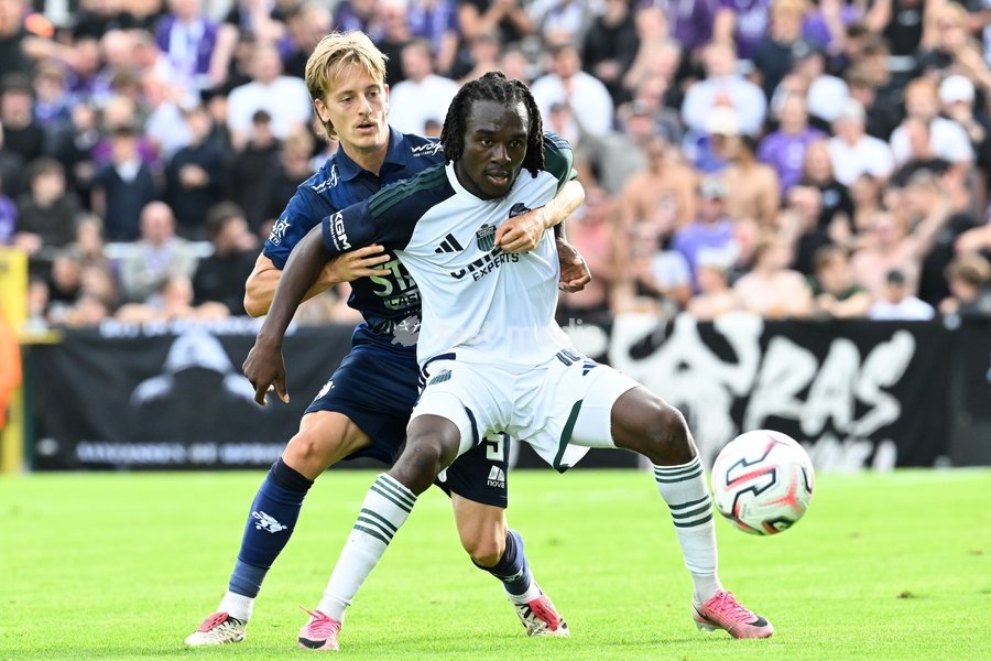 Beerschot's Sem Audoor and Hasselt's Javan Ngoyi pictured in action during a soccer match between Sporting Hasselt and K. Beerschot VA, Saturday 19 September 2026 in Hasselt, on day 6 of the 2026-2027 'Challenger Pro League' 1B second division of the Belgian championship