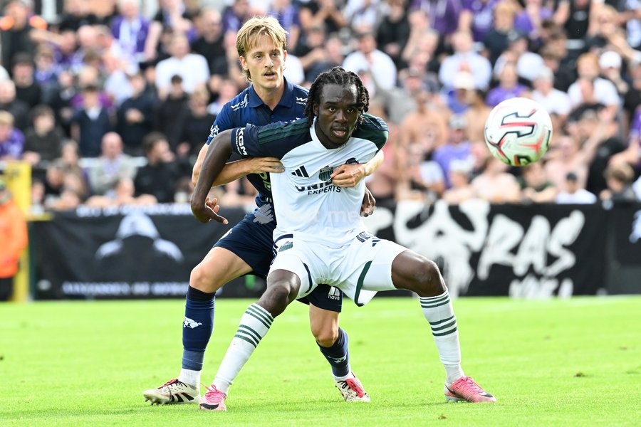 Beerschot's Sem Audoor and Hasselt's Javan Ngoyi pictured in action during a soccer match between Sporting Hasselt and K. Beerschot VA, Saturday 19 September 2026 in Hasselt, on day 6 of the 2026-2027 'Challenger Pro League' 1B second division of the Belgian championship