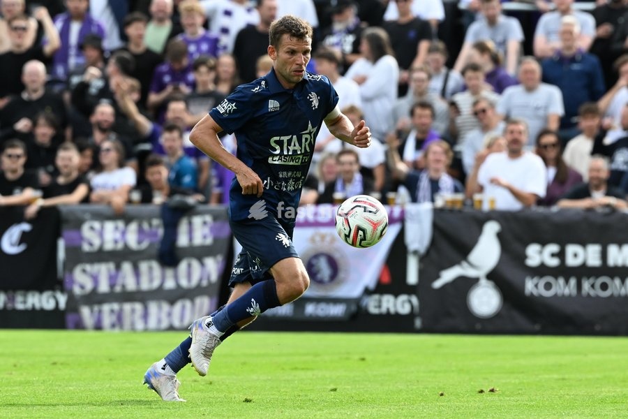Beerschot's Lukas Van Eenoo pictured in action during a soccer match between Sporting Hasselt and K. Beerschot VA, Saturday 19 September 2026 in Hasselt, on day 6 of the 2026-2027 'Challenger Pro League' 1B second division of the Belgian championship