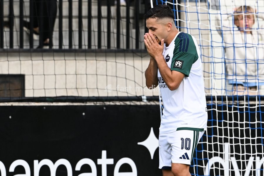 Hasselt's Mehdi Bounou looks dejected during a soccer match between Sporting Hasselt and K. Beerschot VA, Saturday 19 September 2026 in Hasselt, on day 6 of the 2026-2027 'Challenger Pro League' 1B second division of the Belgian championship