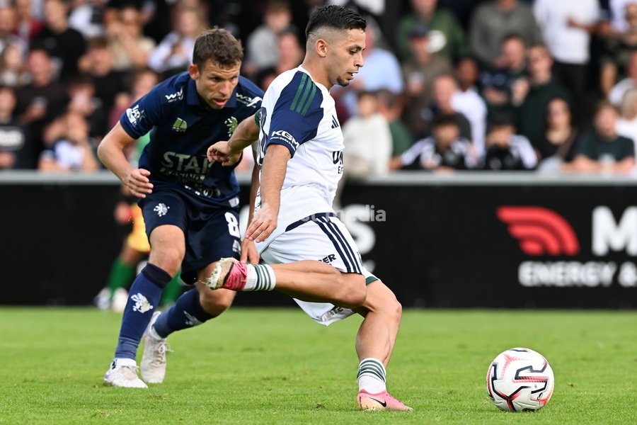 Beerschot's Lukas Van Eenoo and Hasselt's Mehdi Bounou pictured in action during a soccer match between Sporting Hasselt and K. Beerschot VA, Saturday 19 September 2026 in Hasselt, on day 6 of the 2026-2027 'Challenger Pro League' 1B second division of the Belgian championship