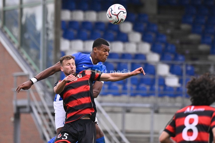 Seraing's Victor Cornellie and Jong Genk's Jonathan Coenen fight for the ball during a soccer match between Jong Genk (U21) and RFC Seraing, Saturday 19 September 2026 in Genk, on day 6 of the 2026-2027 'Challenger Pro League' 1B second division of the Belgian championship