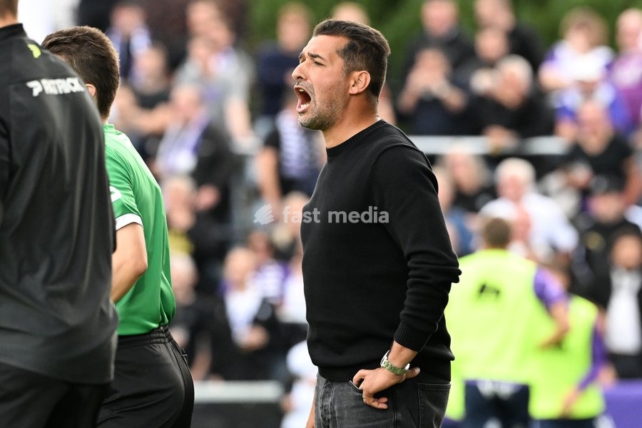 Beerschot's head coach Mohamed Messoudi pictured during a soccer match between Sporting Hasselt and K. Beerschot VA, Saturday 19 September 2026 in Hasselt, on day 6 of the 2026-2027 'Challenger Pro League' 1B second division of the Belgian championship