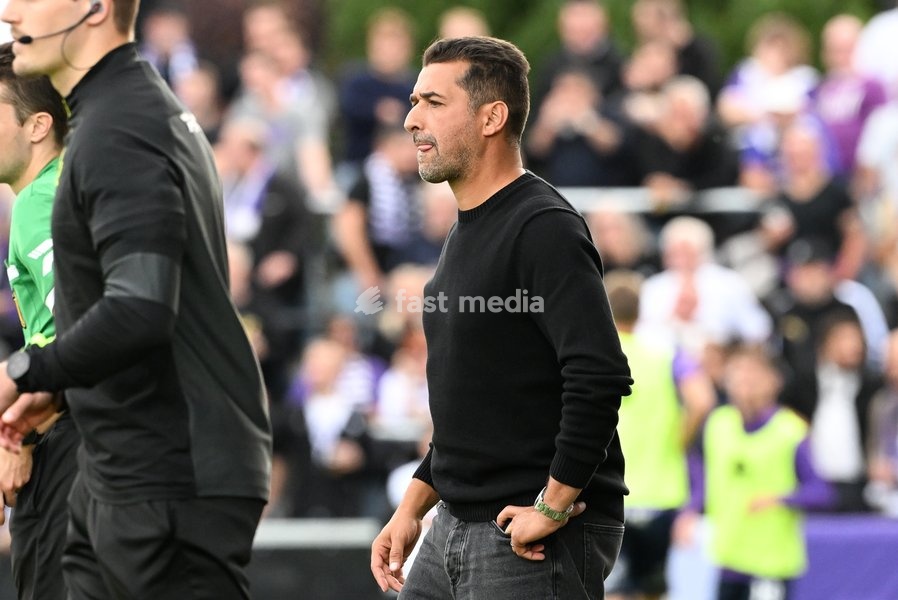Beerschot's head coach Mohamed Messoudi pictured during a soccer match between Sporting Hasselt and K. Beerschot VA, Saturday 19 September 2026 in Hasselt, on day 6 of the 2026-2027 'Challenger Pro League' 1B second division of the Belgian championship