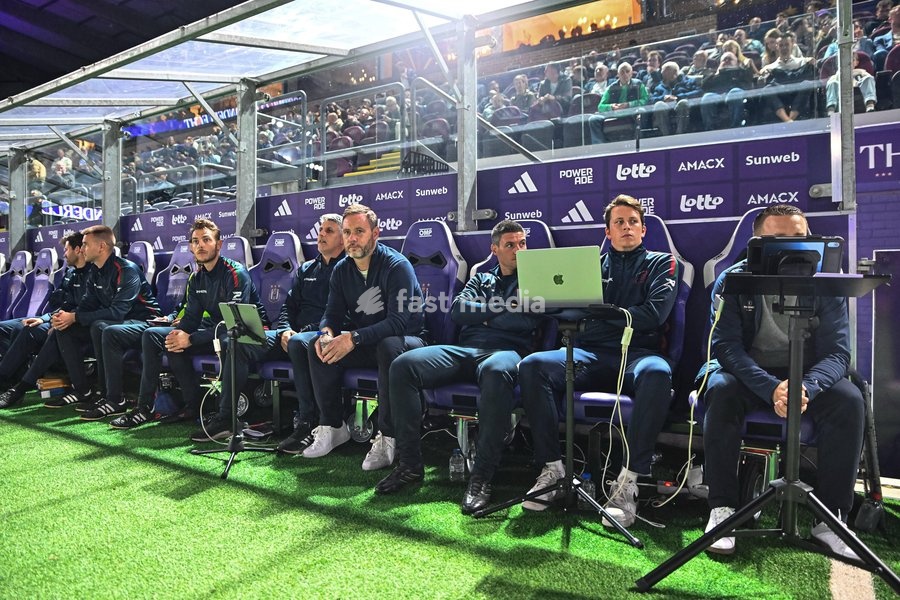 Essevee's head coach Michael Beale pictured during a soccer match between RSC Anderlecht and SV Zulte Waregem, Saturday 19 September 2026 in Brussels, on day 7 of the 2026-2027 'Jupiler Pro League' first division of the Belgian championship