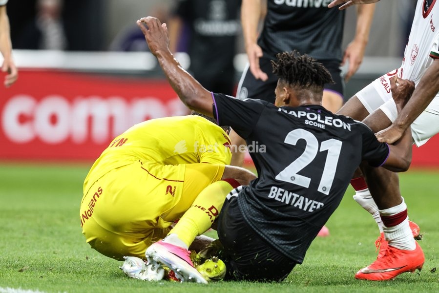 Essevee's goalkeeper Louis Bostyn and Anderlecht's Tawfik Bentayeb fight for the ball during a soccer match between RSC Anderlecht and SV Zulte Waregem, Saturday 19 September 2026 in Brussels, on day 7 of the 2026-2027 'Jupiler Pro League' first division of the Belgian championship