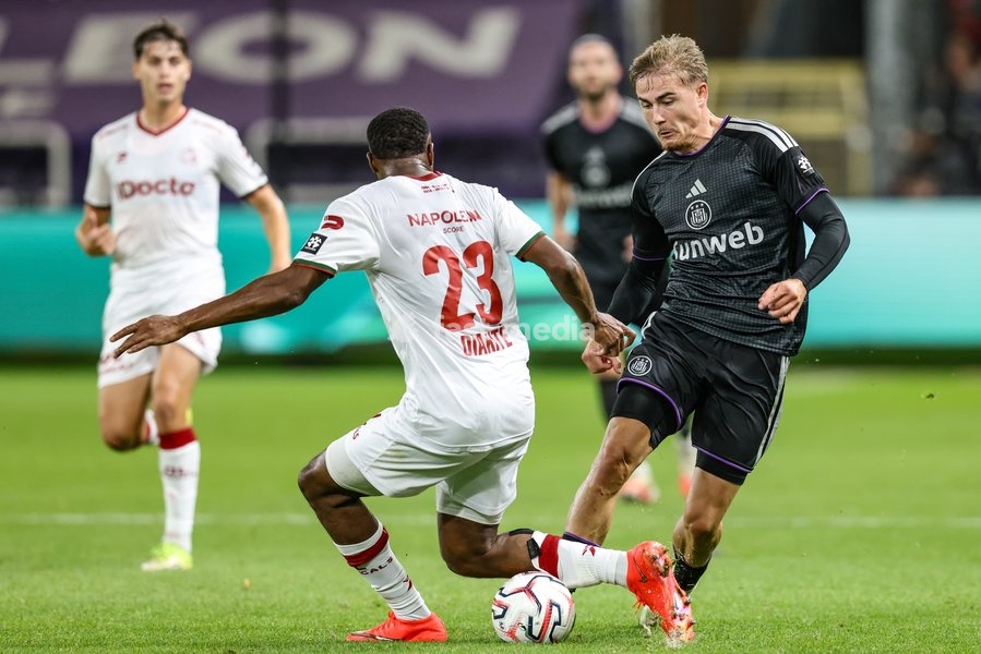 Essevee's Salim Diakite and Anderlecht's Marten Winkler fight for the ball during a soccer match between RSC Anderlecht and SV Zulte Waregem, Saturday 19 September 2026 in Brussels, on day 7 of the 2026-2027 'Jupiler Pro League' first division of the Belgian championship