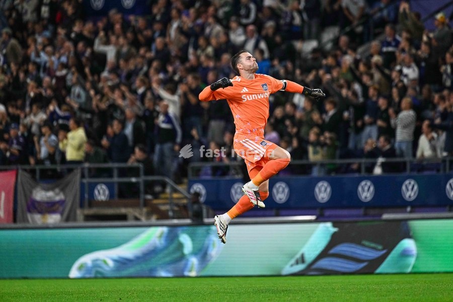 Anderlecht's goalkeeper Colin Coosemans celebrates a goal during a soccer match between RSC Anderlecht and SV Zulte Waregem, Saturday 19 September 2026 in Brussels, on day 7 of the 2026-2027 'Jupiler Pro League' first division of the Belgian championship