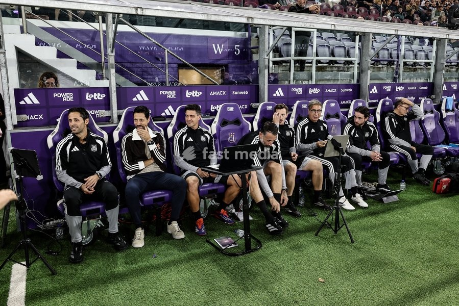 Anderlecht's head coach Vitor Bruno pictured at the start of a soccer match between RSC Anderlecht and SV Zulte Waregem, Saturday 19 September 2026 in Brussels, on day 7 of the 2026-2027 'Jupiler Pro League' first division of the Belgian championship