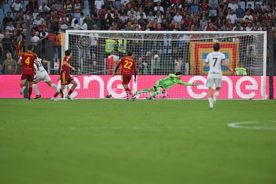 Lautaro Martinez of Inter scores a goal for 2-1 during the match of Serie A Enilive Football Match between Roma vs Inter at the Olimpico Stadium on 19 September 2026 in Rome, Lazio, Italy. Roma vs Inter 2-2