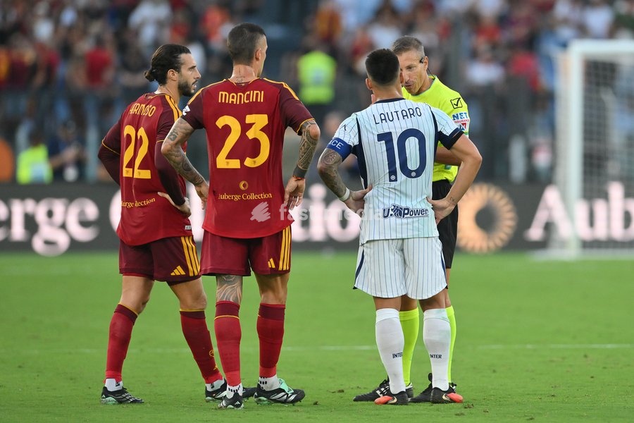 Lautaro Martinez of Inter talk to referee Davide Massa during the match of Serie A Enilive Football Match between Roma vs Inter at the Olimpico Stadium on 19 September 2026 in Rome, Lazio, Italy. Roma vs Inter 2-2