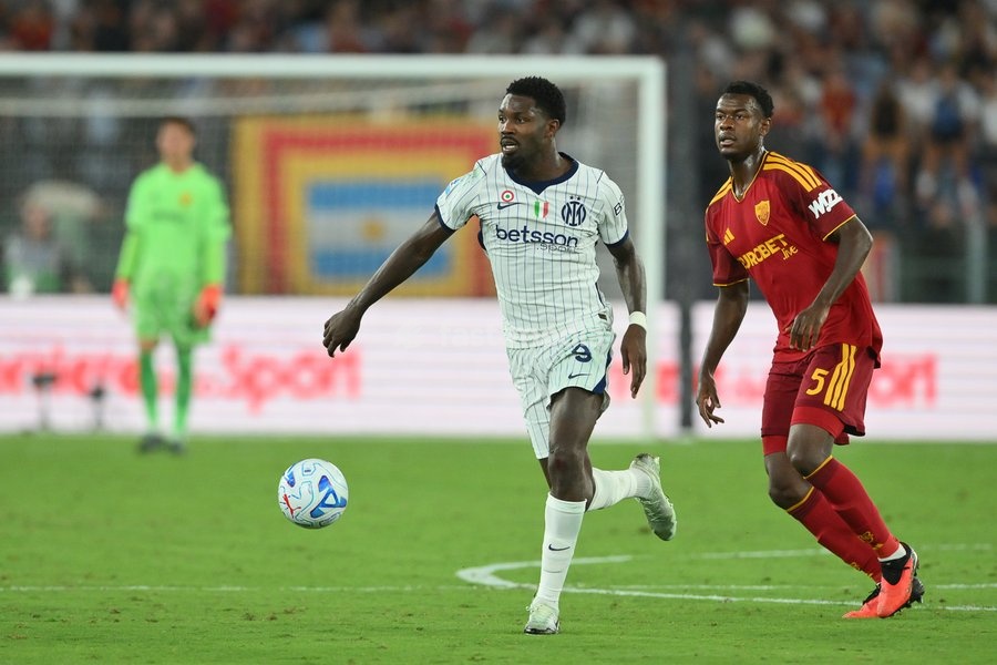 Santiago Castro of Roma under pressure from Evan Ndicka of Roma during the match of Serie A Enilive Football Match between Roma vs Inter at the Olimpico Stadium on 19 September 2026 in Rome, Lazio, Italy. Roma vs Inter 2-2