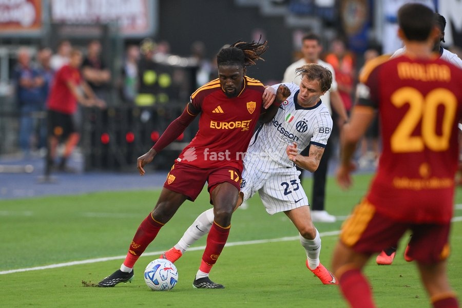 Manu Kone of Roma under pressure from Nicolo Barella of Inter during the match of Serie A Enilive Football Match between Roma vs Inter at the Olimpico Stadium on 19 September 2026 in Rome, Lazio, Italy. Roma vs Inter 2-2