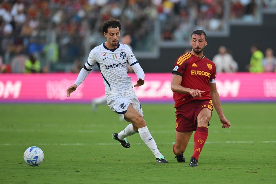 Bryan Cristante of Roma under pressure from Curtis Jones of Inter during the match of Serie A Enilive Football Match between Roma vs Inter at the Olimpico Stadium on 19 September 2026 in Rome, Lazio, Italy. Roma vs Inter 2-2