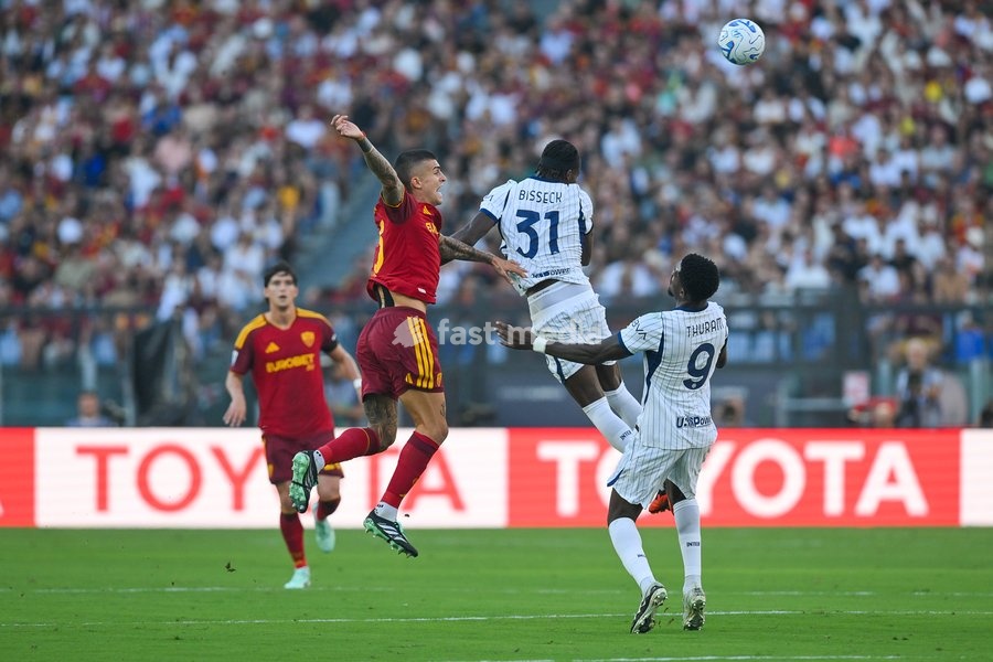 Yann Aurel Bisseck of Inter under pressure from Gianluca Mancini of Roma during the match of Serie A Enilive Football Match between Roma vs Inter at the Olimpico Stadium on 19 September 2026 in Rome, Lazio, Italy. Roma vs Inter 2-2