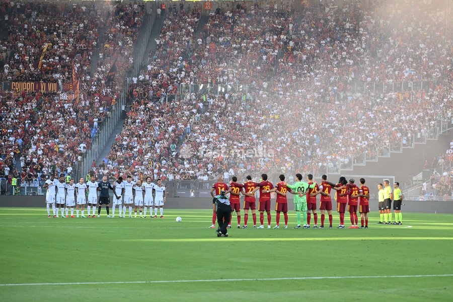 The starting line up of Roma and the starting line up of Inter during the minute of solence for Sandro Mazzola during the match of Serie A Enilive Football Match between Roma vs Inter at the Olimpico Stadium on 19 September 2026 in Rome, Lazio, Italy. Roma vs Inter 2-2