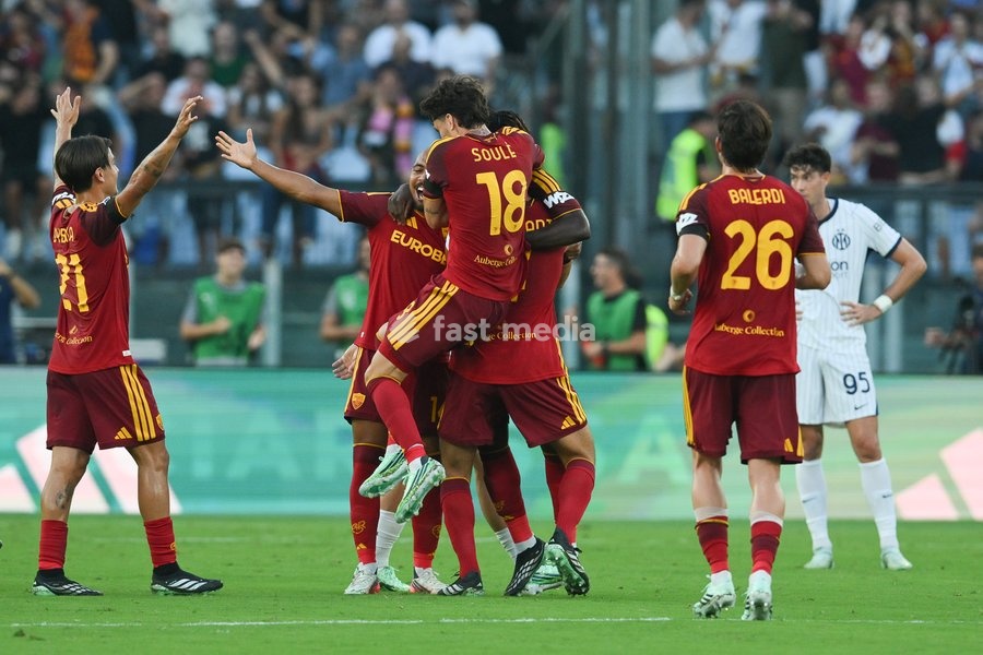 Roma’s players celebrate after the 2-0 goal during the match of Serie A Enilive Football Match between Roma vs Inter at the Olimpico Stadium on 19 September 2026 in Rome, Lazio, Italy. Roma vs Inter 2-2