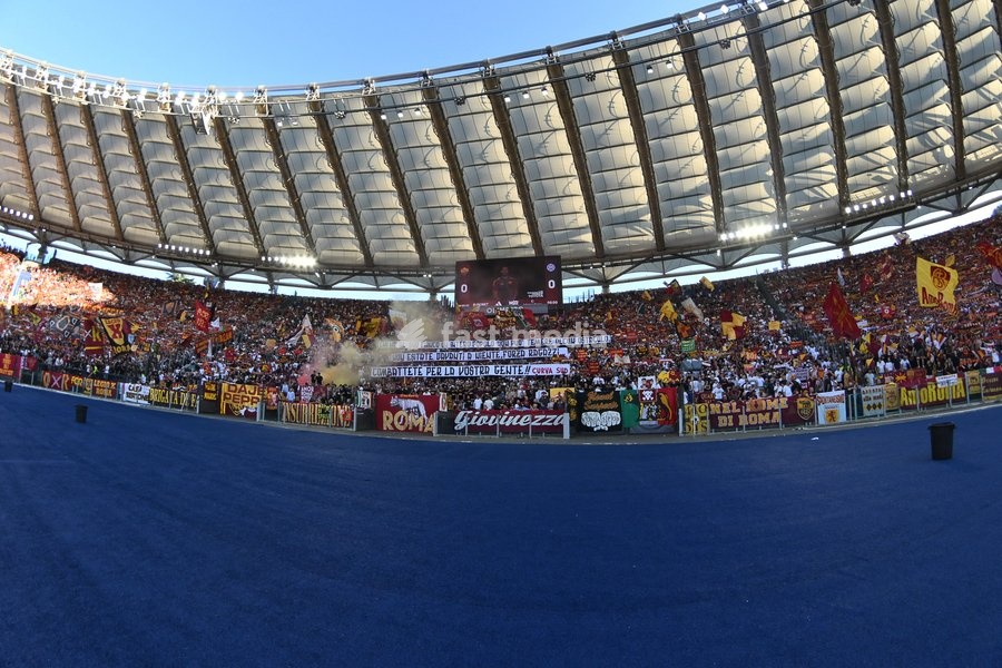 Roma’s fans wave a flag before kick-off during the match of Serie A Enilive Football Match between Roma vs Inter at the Olimpico Stadium on 19 September 2026 in Rome, Lazio, Italy. Roma vs Inter 2-2
