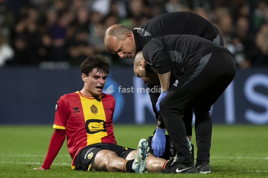 Mechelen's Cedric Van Meirvenne receives medical treatment during a soccer match between Lommel SK and KV Mechelen, Saturday 19 September 2026 in Lommel, on day 7 of the 2026-2027 'Jupiler Pro League' first division of the Belgian championship