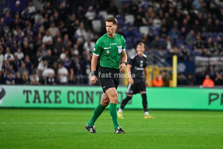 referee Simon Bourdeaud'hui pictured during a soccer match between RSC Anderlecht and SV Zulte Waregem, Saturday 19 September 2026 in Brussels, on day 7 of the 2026-2027 'Jupiler Pro League' first division of the Belgian championship