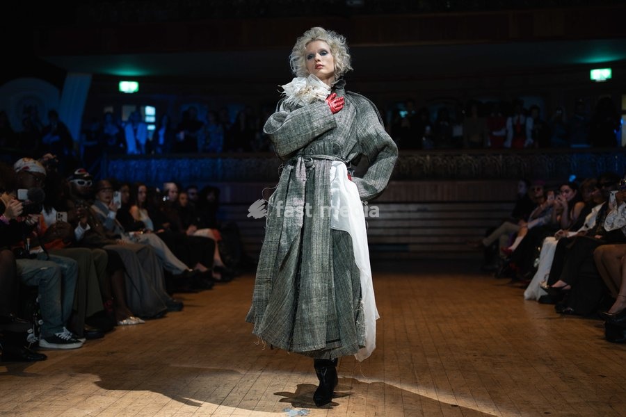 A model walks the runway at the Yuhan Ao Spring Summer 2027 show during London Fashion Week, London, UK, 19 September 2026