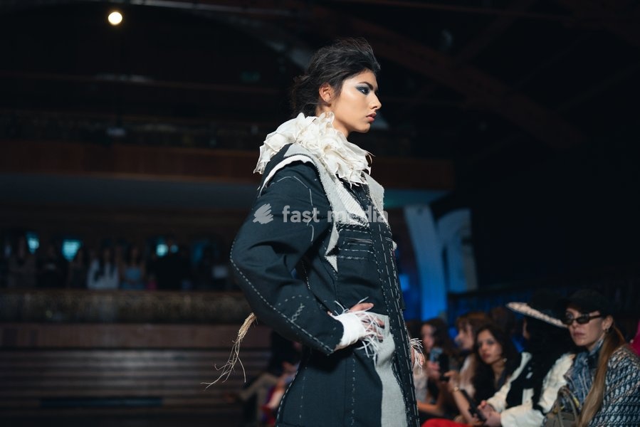 A model walks the runway at the Yuhan Ao Spring Summer 2027 show during London Fashion Week, London, UK, 19 September 2026