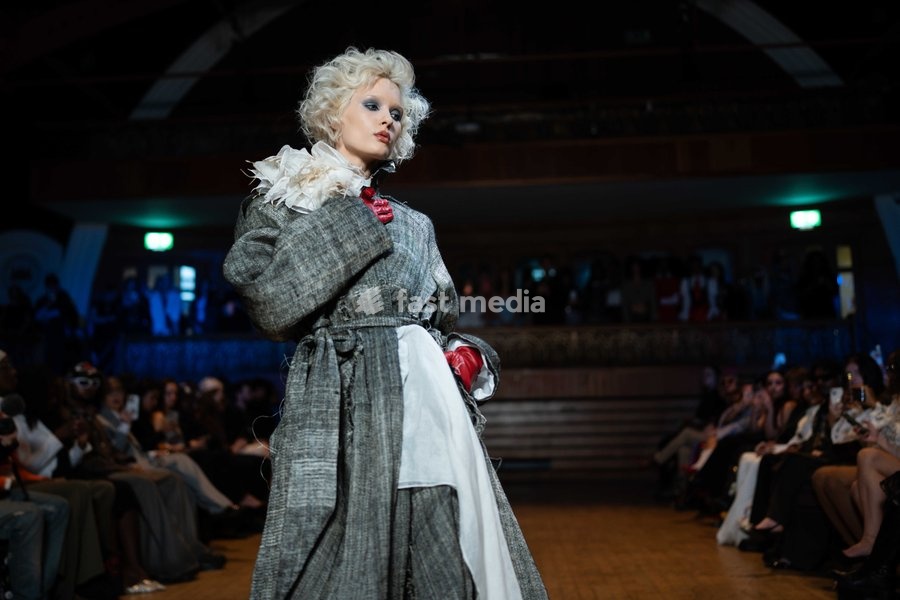 A model walks the runway at the Yuhan Ao Spring Summer 2027 show during London Fashion Week, London, UK, 19 September 2026