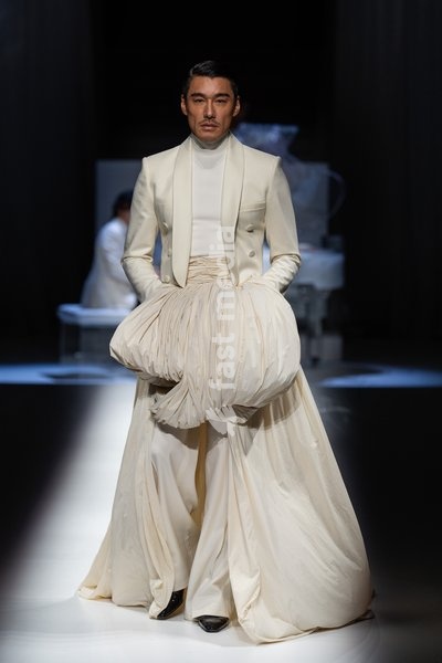 LONDON, ENGLAND - SEPTEMBER 19: A model walks the runway at the Hu Bing Selects: Urban Grace show during London Fashion Week 2026 on September 19, 2026 in London, England
