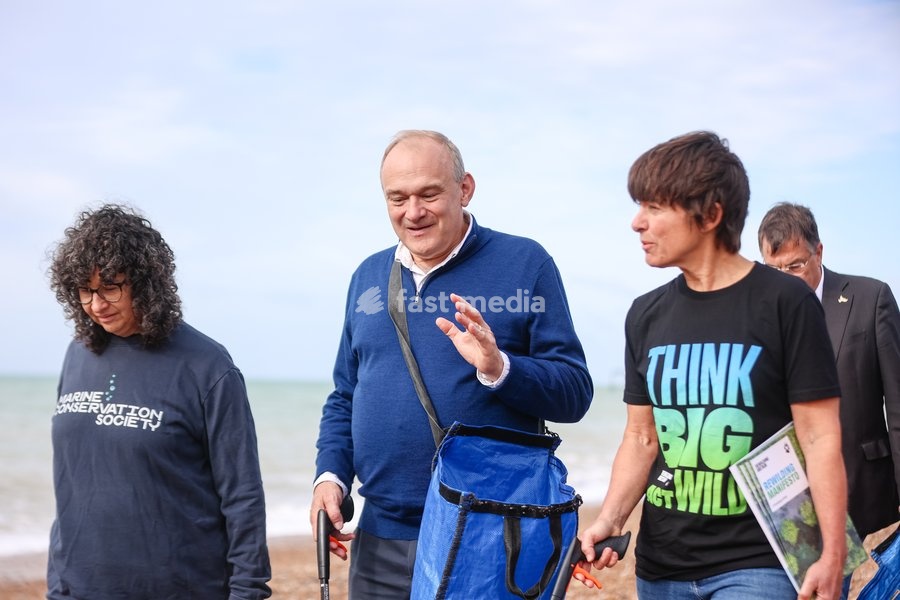 Liberal Democrat leader Ed Davey takes part in a beach clean on Brighton beach, UK, on 20 September 2026, alongside Liberal Democrat MPs and representatives from Surfers Against Sewage, the Marine Conservation Society, Rewilding Britain and PaddleUK, during the Liberal Democrat Party Conference in…