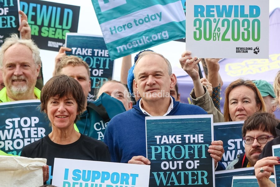 Liberal Democrat leader Ed Davey takes part in a beach clean on Brighton beach, UK, on 20 September 2026, alongside Liberal Democrat MPs and representatives from Surfers Against Sewage, the Marine Conservation Society, Rewilding Britain and PaddleUK, during the Liberal Democrat Party Conference in…