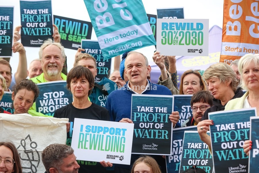 Liberal Democrat leader Ed Davey takes part in a beach clean on Brighton beach, UK, on 20 September 2026, alongside Liberal Democrat MPs and representatives from Surfers Against Sewage, the Marine Conservation Society, Rewilding Britain and PaddleUK, during the Liberal Democrat Party Conference in…