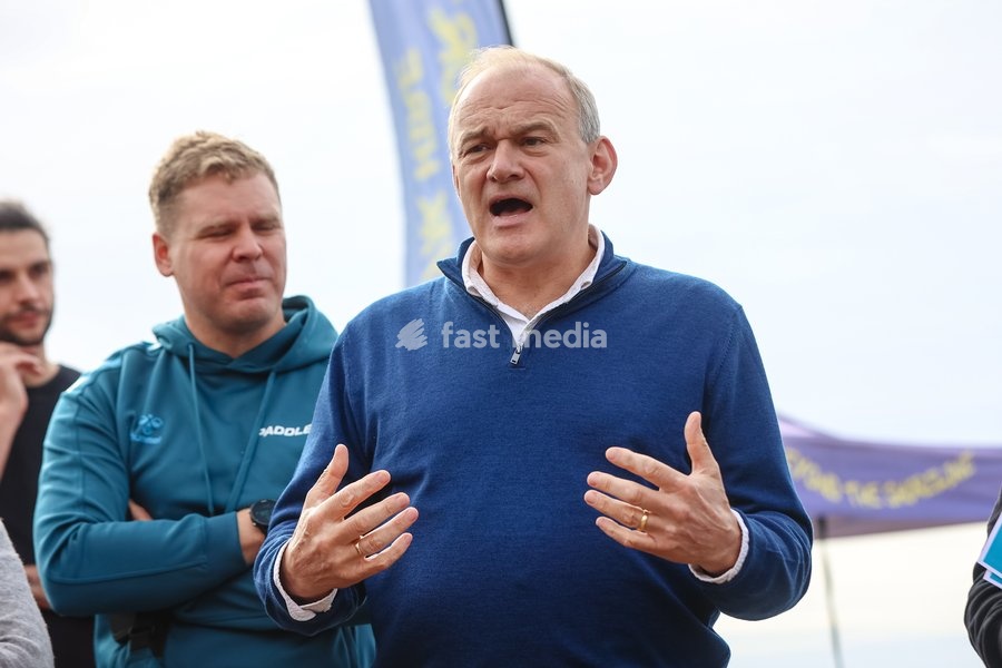 Liberal Democrat leader Ed Davey takes part in a beach clean on Brighton beach, UK, on 20 September 2026, alongside Liberal Democrat MPs and representatives from Surfers Against Sewage, the Marine Conservation Society, Rewilding Britain and PaddleUK, during the Liberal Democrat Party Conference in…