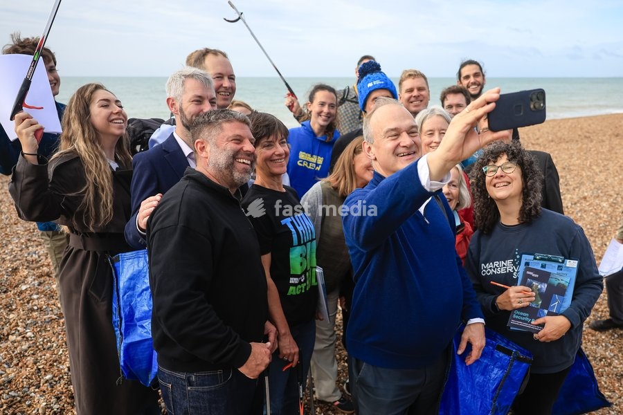 Liberal Democrat leader Ed Davey takes part in a beach clean on Brighton beach, UK, on 20 September 2026, alongside Liberal Democrat MPs and representatives from Surfers Against Sewage, the Marine Conservation Society, Rewilding Britain and PaddleUK, during the Liberal Democrat Party Conference in…