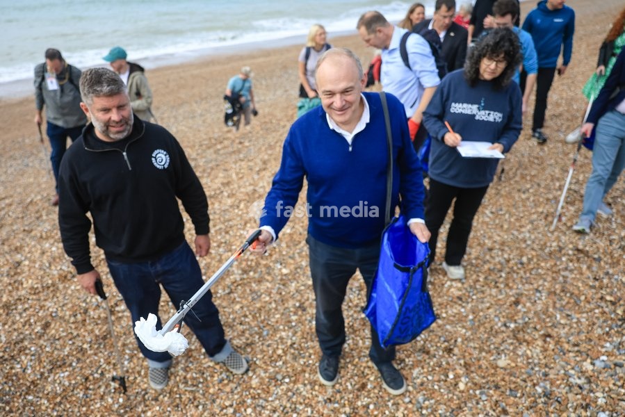 Liberal Democrat leader Ed Davey takes part in a beach clean on Brighton beach, UK, on 20 September 2026, alongside Liberal Democrat MPs and representatives from Surfers Against Sewage, the Marine Conservation Society, Rewilding Britain and PaddleUK, during the Liberal Democrat Party Conference in…