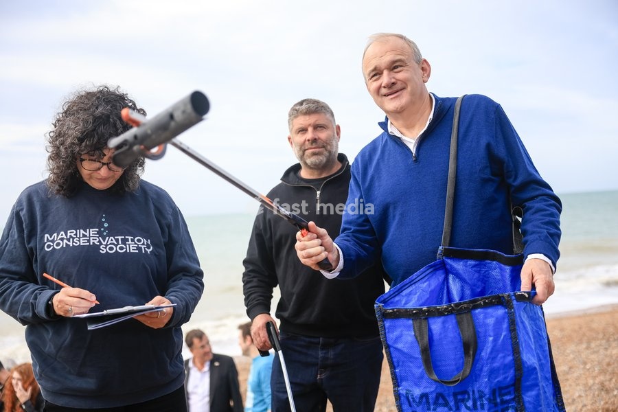 Liberal Democrat leader Ed Davey takes part in a beach clean on Brighton beach, UK, on 20 September 2026, alongside Liberal Democrat MPs and representatives from Surfers Against Sewage, the Marine Conservation Society, Rewilding Britain and PaddleUK, during the Liberal Democrat Party Conference in…