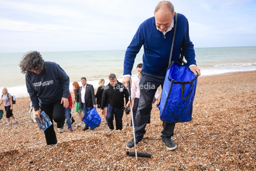 Liberal Democrat leader Ed Davey takes part in a beach clean on Brighton beach, UK, on 20 September 2026, alongside Liberal Democrat MPs and representatives from Surfers Against Sewage, the Marine Conservation Society, Rewilding Britain and PaddleUK, during the Liberal Democrat Party Conference in…