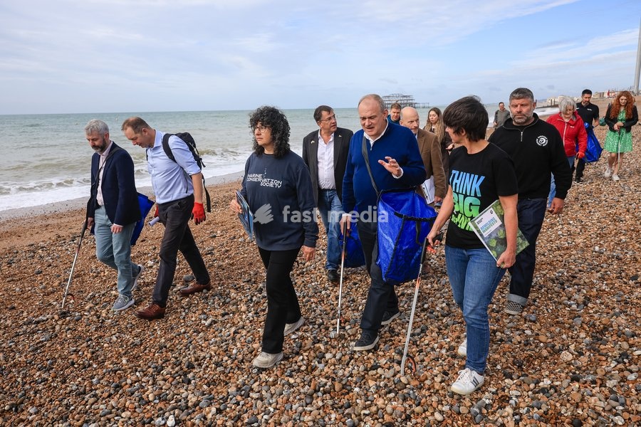 Liberal Democrat leader Ed Davey takes part in a beach clean on Brighton beach, UK, on 20 September 2026, alongside Liberal Democrat MPs and representatives from Surfers Against Sewage, the Marine Conservation Society, Rewilding Britain and PaddleUK, during the Liberal Democrat Party Conference in…