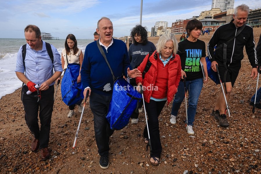 Liberal Democrat leader Ed Davey takes part in a beach clean on Brighton beach, UK, on 20 September 2026, alongside Liberal Democrat MPs and representatives from Surfers Against Sewage, the Marine Conservation Society, Rewilding Britain and PaddleUK, during the Liberal Democrat Party Conference in…
