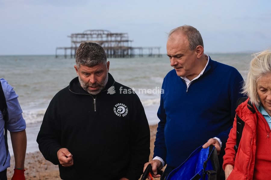 Liberal Democrat leader Ed Davey takes part in a beach clean on Brighton beach, UK, on 20 September 2026, alongside Liberal Democrat MPs and representatives from Surfers Against Sewage, the Marine Conservation Society, Rewilding Britain and PaddleUK, during the Liberal Democrat Party Conference in…