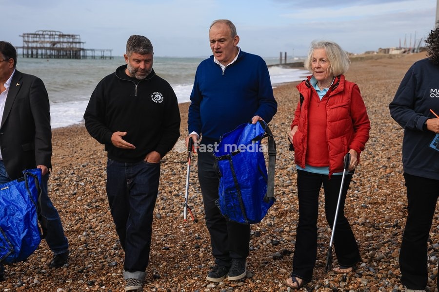 Liberal Democrat leader Ed Davey takes part in a beach clean on Brighton beach, UK, on 20 September 2026, alongside Liberal Democrat MPs and representatives from Surfers Against Sewage, the Marine Conservation Society, Rewilding Britain and PaddleUK, during the Liberal Democrat Party Conference in…