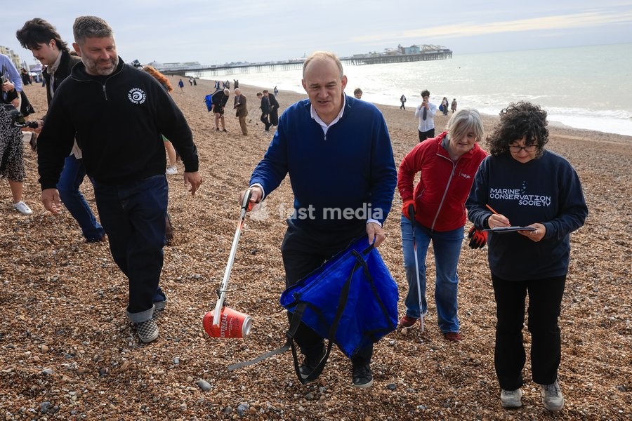 Liberal Democrat leader Ed Davey takes part in a beach clean on Brighton beach, UK, on 20 September 2026, alongside Liberal Democrat MPs and representatives from Surfers Against Sewage, the Marine Conservation Society, Rewilding Britain and PaddleUK, during the Liberal Democrat Party Conference in…