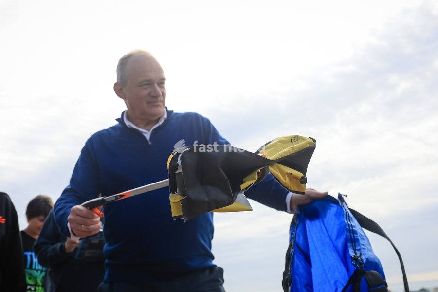 Liberal Democrat leader Ed Davey takes part in a beach clean on Brighton beach, UK, on 20 September 2026, alongside Liberal Democrat MPs and representatives from Surfers Against Sewage, the Marine Conservation Society, Rewilding Britain and PaddleUK, during the Liberal Democrat Party Conference in…