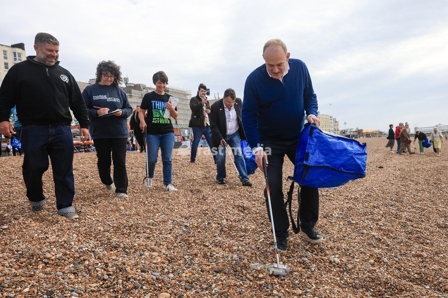 Liberal Democrat leader Ed Davey takes part in a beach clean on Brighton beach, UK, on 20 September 2026, alongside Liberal Democrat MPs and representatives from Surfers Against Sewage, the Marine Conservation Society, Rewilding Britain and PaddleUK, during the Liberal Democrat Party Conference in…