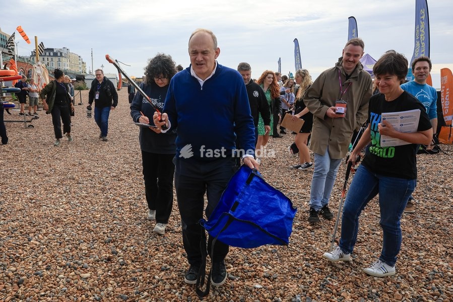 Liberal Democrat leader Ed Davey takes part in a beach clean on Brighton beach, UK, on 20 September 2026, alongside Liberal Democrat MPs and representatives from Surfers Against Sewage, the Marine Conservation Society, Rewilding Britain and PaddleUK, during the Liberal Democrat Party Conference in…