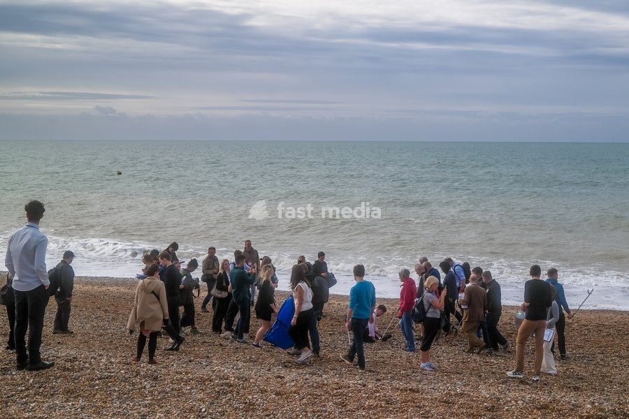 The media pack with Sir Ed Davey, current Liberal Democrat leader, MP for Kingston and Surbiton as he joins a beach clean during the Liberal Democrat Autumn Conference 2026 on Sunday 20 September 2026 at Brighton Beach, Brighton. Sir Ed Davey Joins Surfers Against Sewage, Marine Conservation…