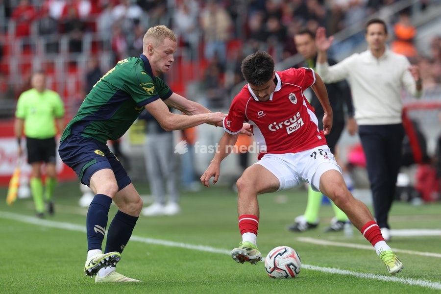 Union's Louis Patris and Antwerp's Luca Schelfhout fight for the ball during a soccer match between Royal Antwerp FC and Royale Union Saint-Gilloise, Sunday 20 September 2026 in Antwerp, on day 7 of the 2026-2027 'Jupiler Pro League' first division of the Belgian championship