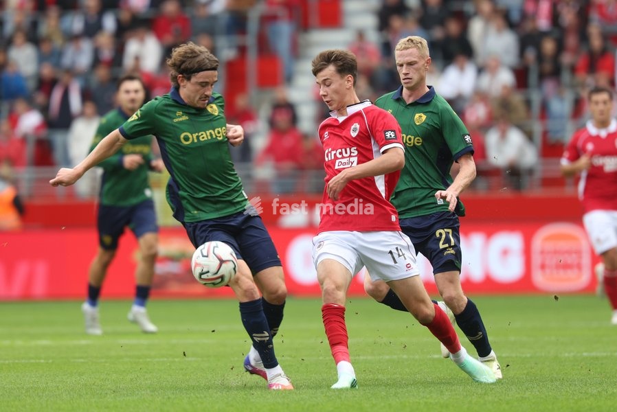 Union's Kamiel Van De Perre; Antwerp's Xander Dierckx and Union's Louis Patris fight for the ball during a soccer match between Royal Antwerp FC and Royale Union Saint-Gilloise, Sunday 20 September 2026 in Antwerp, on day 7 of the 2026-2027 'Jupiler Pro League' first division of the Belgian…