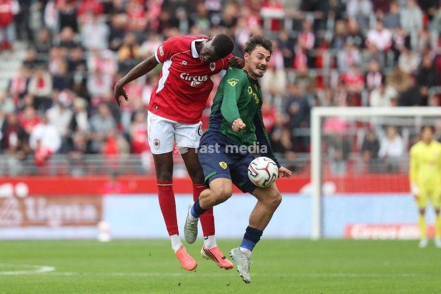 Antwerp's Bahmed Deuff and Union's Mateo Biondic fight for the ball during a soccer match between Royal Antwerp FC and Royale Union Saint-Gilloise, Sunday 20 September 2026 in Antwerp, on day 7 of the 2026-2027 'Jupiler Pro League' first division of the Belgian championship